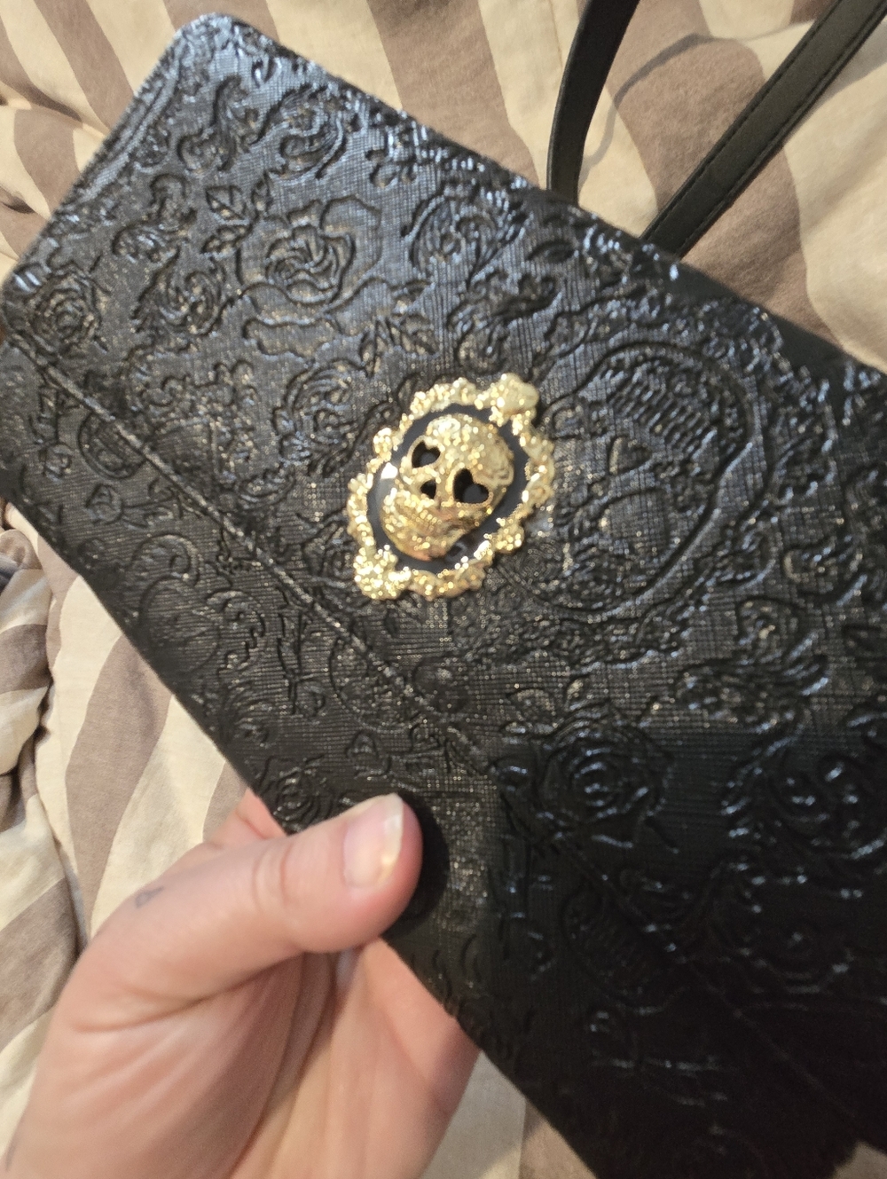 Betsey Johnson Black Embossed Crossbody Bag with Gold Skull Medallion - Picture 3 of 4